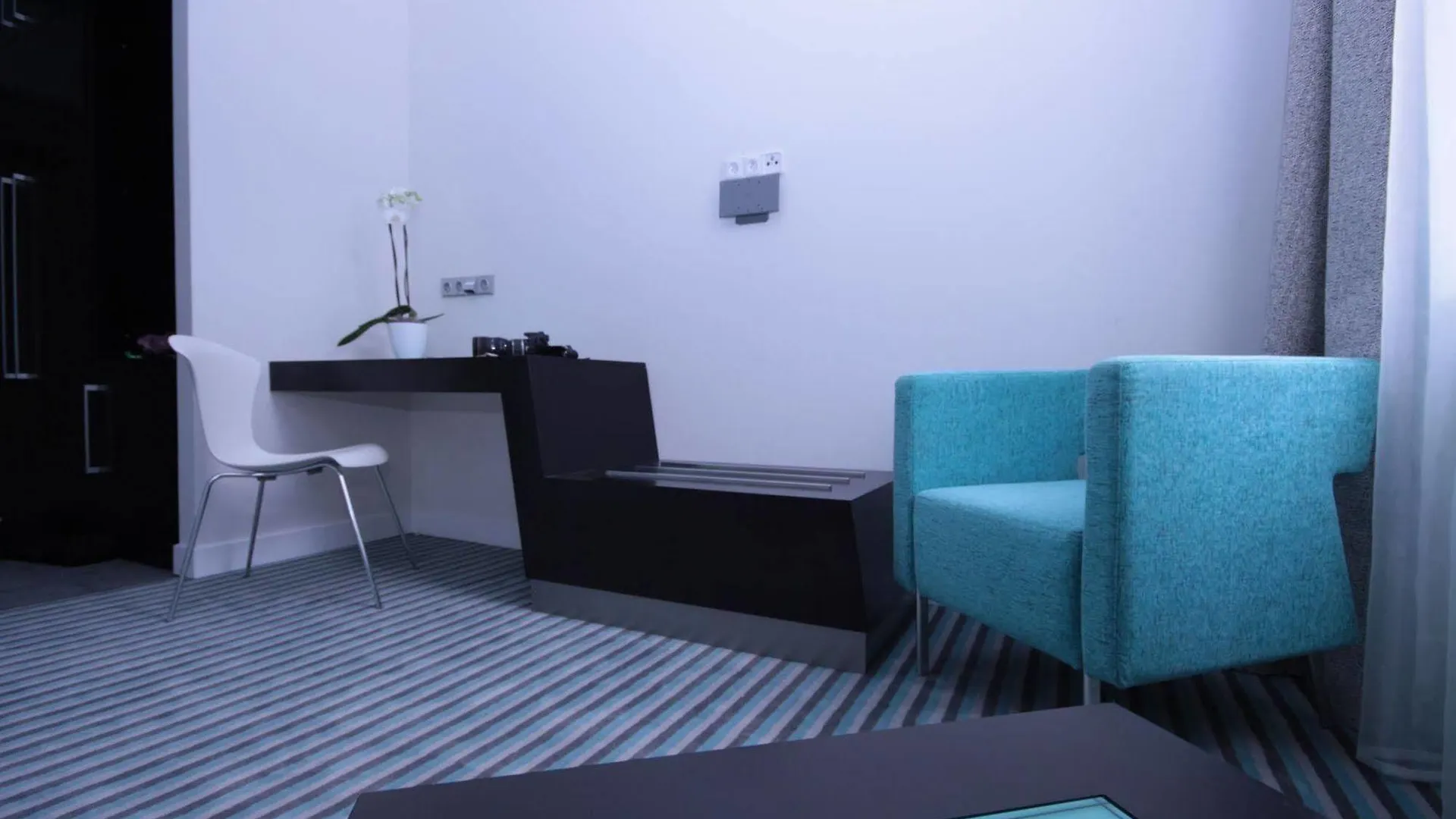 Red & Blue Design Hotel Praha 4*,